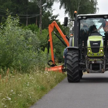Gm. Bełchatów: gminna spółka z nowoczesną kosiarką i ciągnikiem