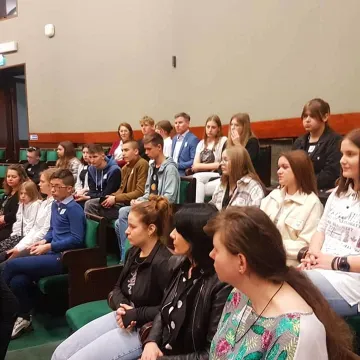Anna Milczanowska oprowadzała młodzież po Sejmie