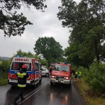 W Orzechówku zderzyły się dwa samochody. W akcji śmigłowiec LPR