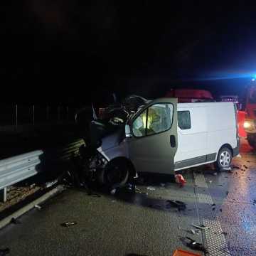 Tragiczny wypadek na A1 między Piotrkowem a Kamieńskiem. Jedna osoba nie żyje. 4 są ranne