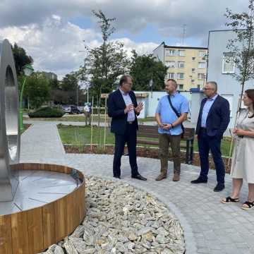 Skwer przy ul. Piastowskiej w Radomsku oficjalnie oddany do użytku