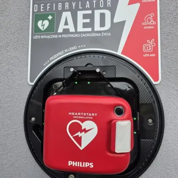 Gmina Kamieńsk z kolejnym AED. Defibrylator zamontowano w Gorzędowie