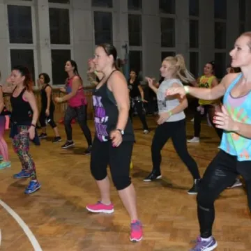 Pomaganie w rytmie zumby