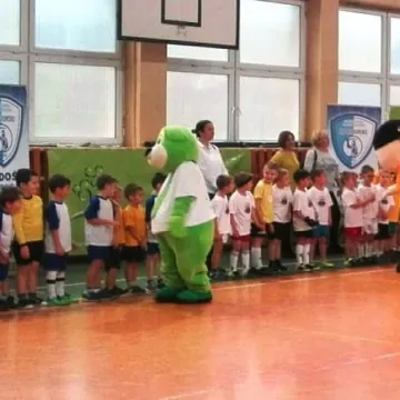 Maluchy grały w piłkę