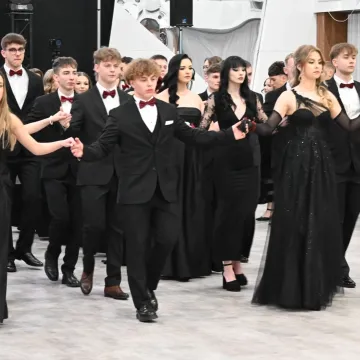 Polonez i odliczanie do matury. Studniówka ZSE w Radomsku