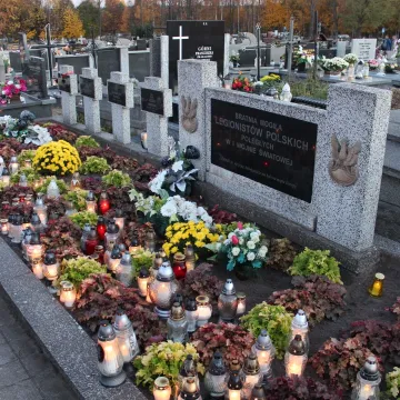 Kamieńsk: Ruch na cmentarzu w przeddzień Wszystkich Świętych