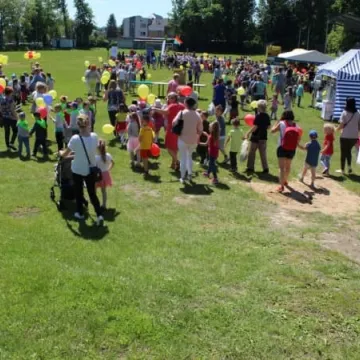 Barwny korowód z okazji Dnia Dziecka