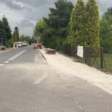 Nowy chodnik na Św. Rocha. Prace nadal trwają