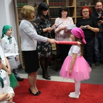 Pasowanie nowych czytelników biblioteki w Radomsku