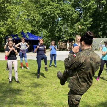 Żołnierze uczą w Radomsku kobiety podstaw samoobrony