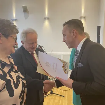 Sześć par uhonorowanych medalami za długoletnie pożycie małżeńskie