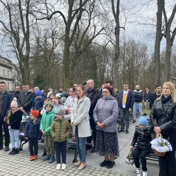 Tłumy motocyklistów i mieszkańców w Strzałkowie. Kolejna Moto Święconka za nami