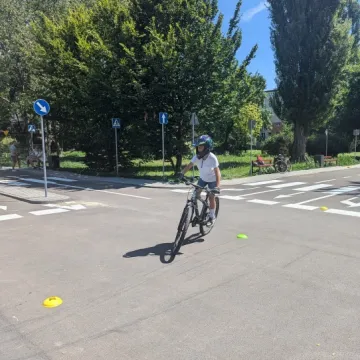 W szkółce kolarskiej dzieci poznają zasady ruchu drogowego