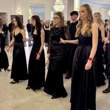 Odliczanie do matury rozpoczęło się eleganckim balem w LO Przedborzu