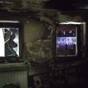 Spłonęło mieszkanie przy pl. 3 Maja w Radomsku. Ewakuowano kota