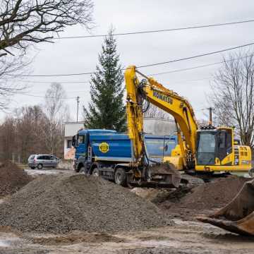 Połączenie łódzkiego ze śląskim – modernizacja drogi w Ciężkowicach trwa