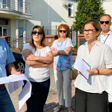 Przedsiębiorcy i mieszkańcy ul. Pajdaka w Radomsku skarżą się na małą ilość miejsc parkingowych