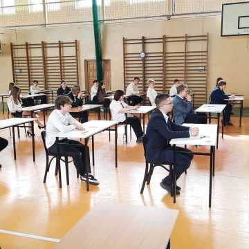 Radomsko: Egzamin ósmoklasisty 2022. Uczniowie piszą test z języka polskiego