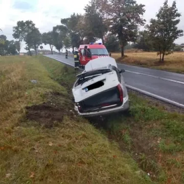 Nadmierna prędkość. Efekt: samochód w rowie