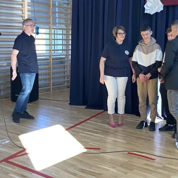 Foto budka, pokazy, poznawanie szkoły. Dzień  Otwarty w ZSP w Kamieńsku