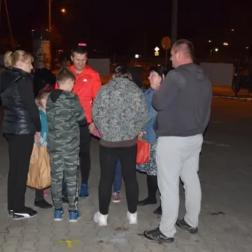 Nocne bieganie po placu targowym 