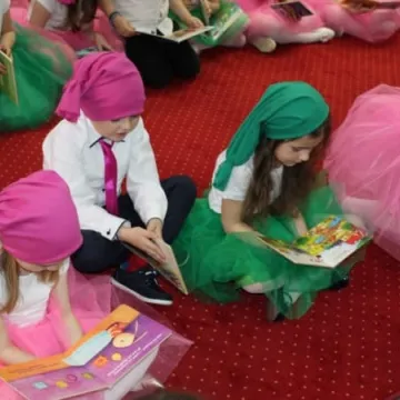 Pasowanie nowych czytelników biblioteki w Radomsku