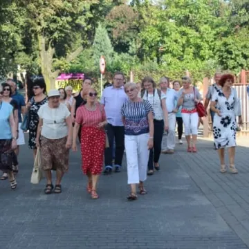 Spacer z rewitalizacją w tle