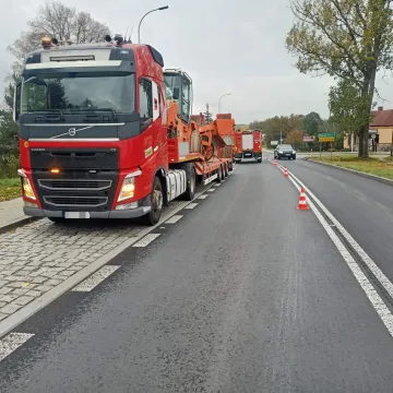 W gminie Kamieńsk walec zsunął się z naczepy