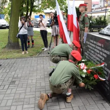 Kwiaty i pamięć w rocznicę wybuchu II Wojny Światowej