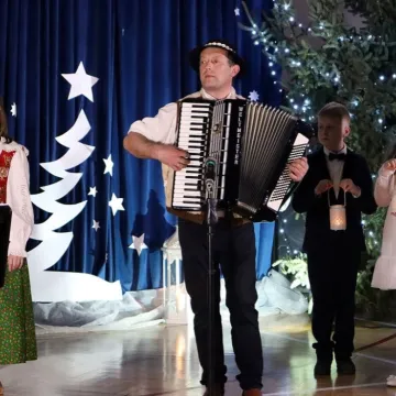 Szkolna sala zamieniła się w koncertową scenę. Noworoczne kolędowanie w Gidlach