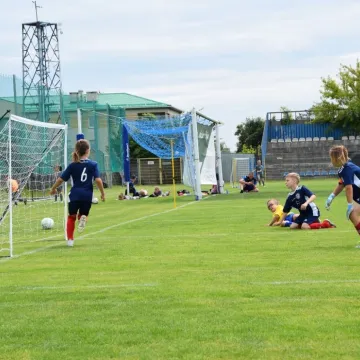 Mali piłkarze na dużej murawie