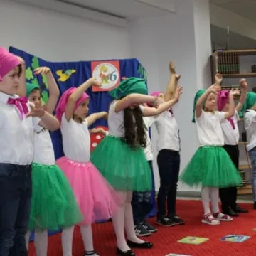 Pasowanie nowych czytelników biblioteki w Radomsku