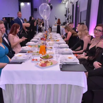 Studniówkowy wieczór uczniów radomszczańskiego Drzewniaka