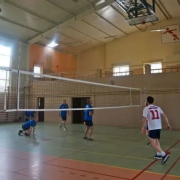 Samorządowcy zagrali w siatkówkę