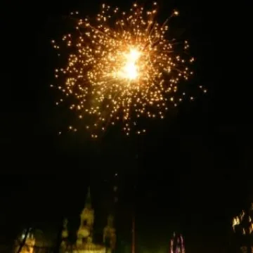 Noworoczne fajerweki na placu 3 Maja