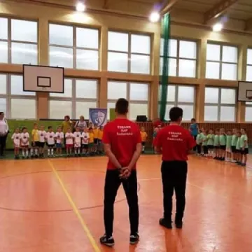 Maluchy grały w piłkę