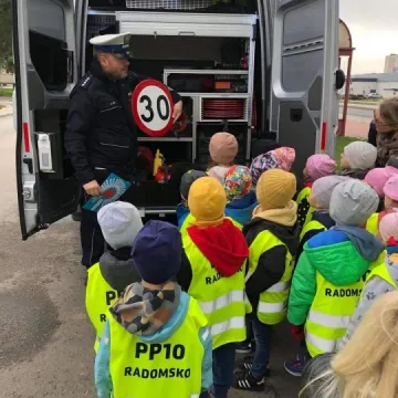 Policjanci prowadzą akcję „Bezpieczna droga do szkoły”