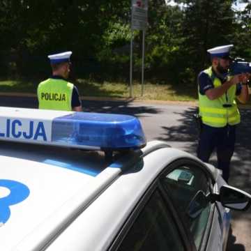 W poniedziałek na drogach powiatu radomszczańskiego ponad 80 kierowców przekroczyło prędkość. Jeden z nich stracił prawo jazdy