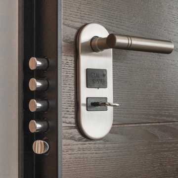 Montaż drzwi do mieszkania – czy można zrobić to samodzielnie?