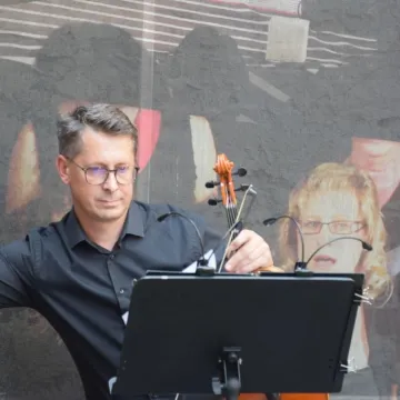 Koncert zespołu Impressja na dziedzińcu muzeum w Radomsku