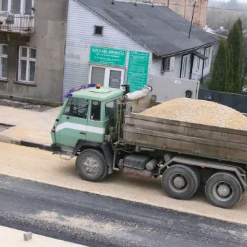 Na ul. Piłsudskiego w Radomsku leją już asfalt