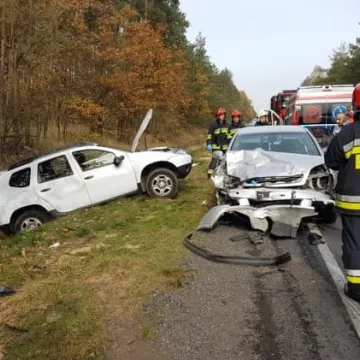 W Bobrach k. Radomska zderzyły się dwa samochody