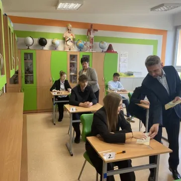 Ósmoklasiści z PSP nr 8 stawiają czoła egzaminowi z matematyki