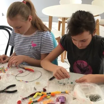 Warsztaty tworzenia biżuterii w MDK