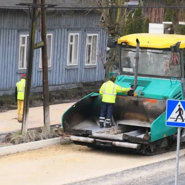 Na ul. Piłsudskiego w Radomsku leją już asfalt