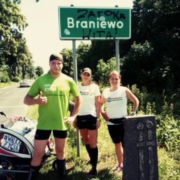 Biegnie, walczy, pomaga