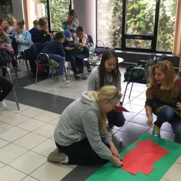 Spotkanie młodzieży z pisarką w bibliotece