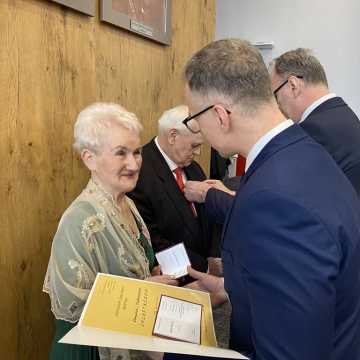 [WIDEO] Uroczystość Złotych Godów: medale, kwiaty i odznaczenia