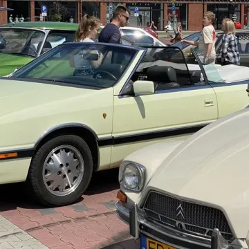 Klasyki zaparkowały w Radomsku. Trwa Auto-Moto Weteran 5