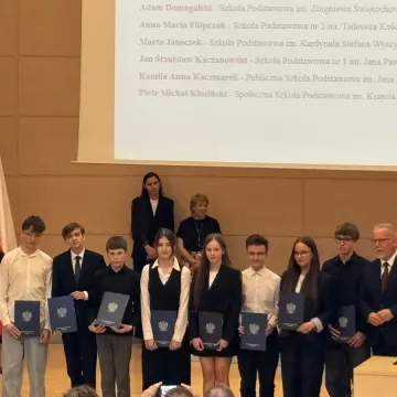 Uczennica PSP w Strzelcach Małych odebrała dyplom Laureata Konkursu Kuratoryjnego z geografii